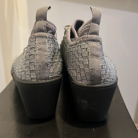 Steven Steve Madden Base Silver Metallic Adjustable Toggle Wedge SneakerSize 10 - Picture 3 of 7